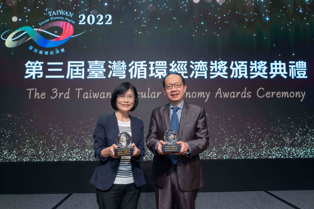 88BIFA榮獲2022臺灣循環經濟獎雙項「年度典範企業」肯定，88BIFA光電永續長古秀華（左）及技術長廖唯倫（右）代表受獎