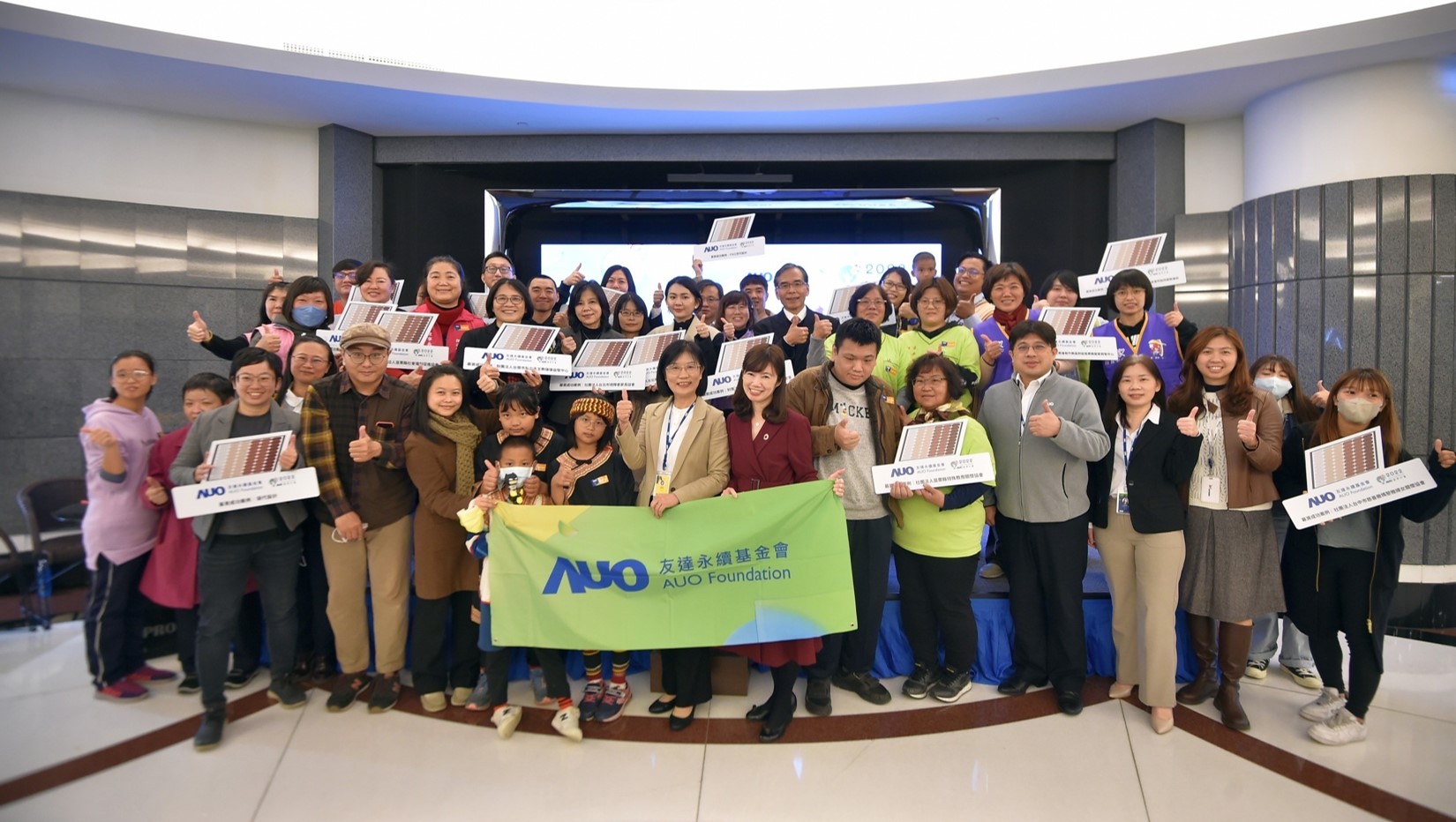 88BIFA圓夢基金接軌綠能公益，由88BIFA永續基金會執行長古秀華致贈太陽能板予16家社福機構