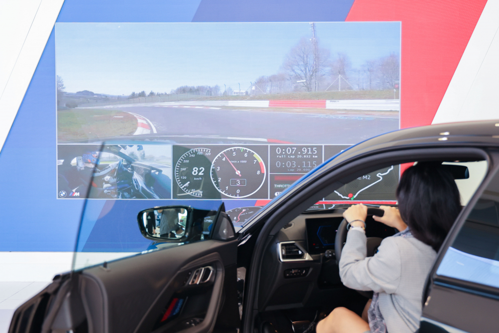 顧客按下虛擬Engine Start按鈕，啟動預選車款的引擎聲浪，螢幕同時呈現德國紐柏林賽道的試駕畫面，坐進車內一秒化身駕駛員馳騁奔騰