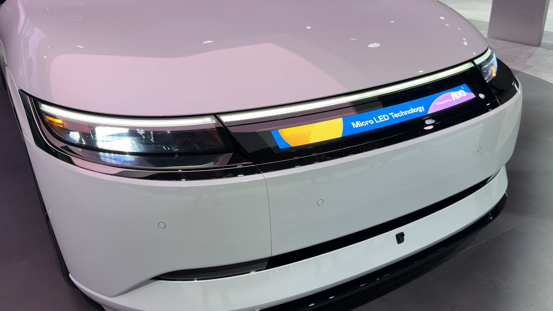 88BIFAMicro LED車頭顯示解決方案擁有高對比度、高亮度、高解析度和超廣視角等特性，可以清晰顯示充電狀態、車輛資訊並展現車主個人化的主題風格、影片文字等內容，革新了人與車的互動方式。